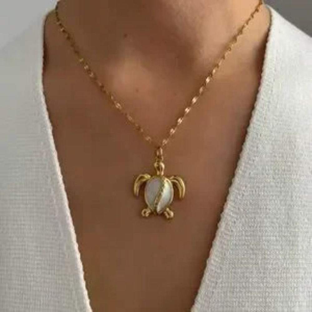Peri'sbox Elegant Fashion White Enamel Turtle Necklace
